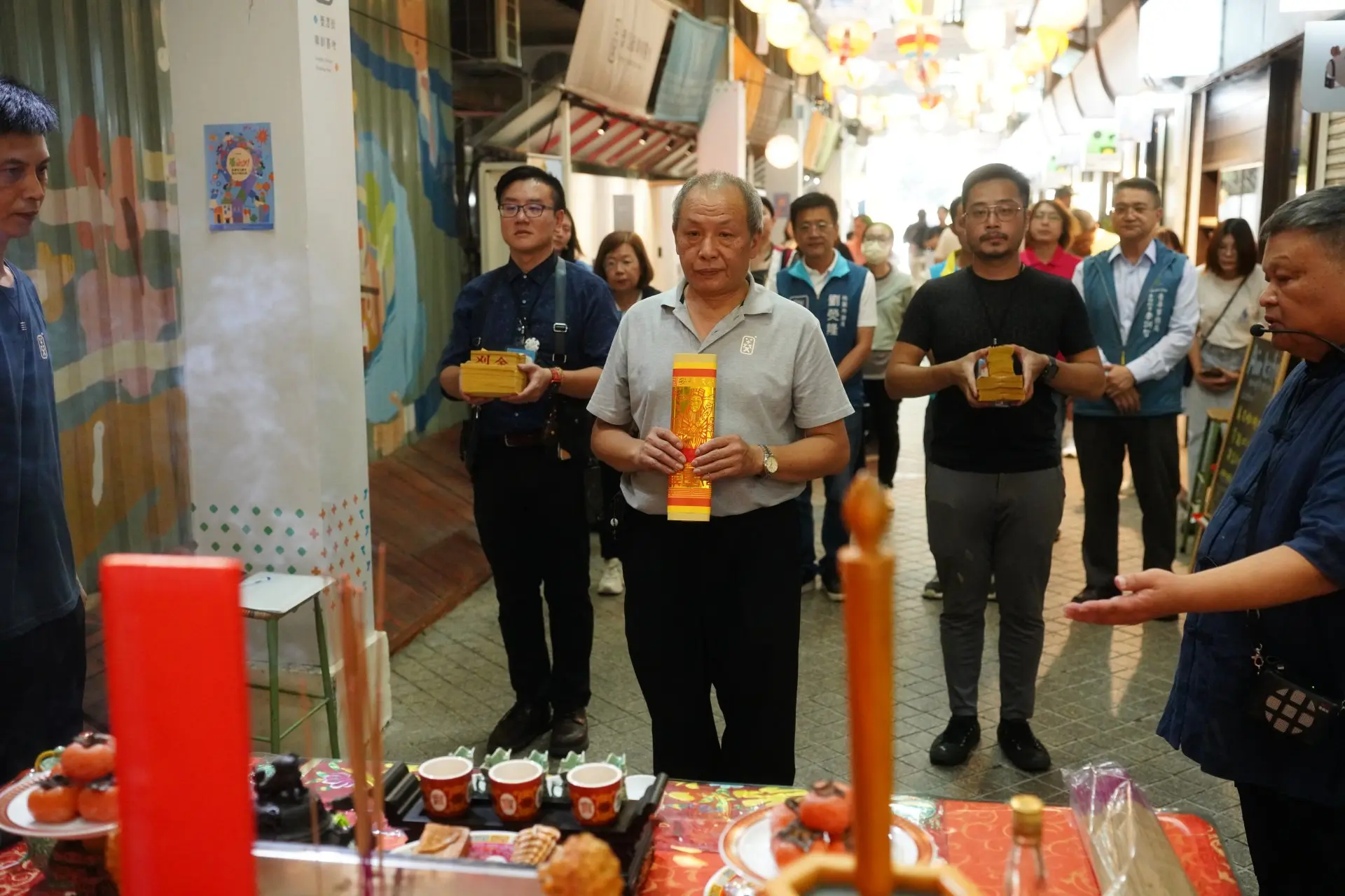 桃園市商業發展協會創會理事長朱慶銘與蔡濟民理事長、張智宇理事擔任主祭。菱潭街興創基地提供