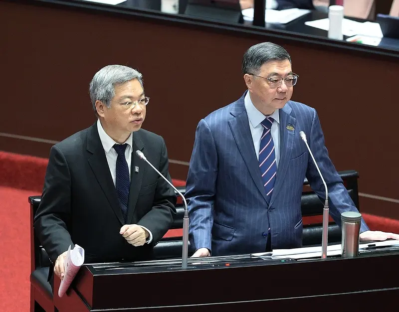 經濟部長龔明鑫(左)20日在立法院表示,在中東的能源長約,直到2031年都沒問題,只是2031年後需要一些來補足。右為行政院長卓榮泰。中央社