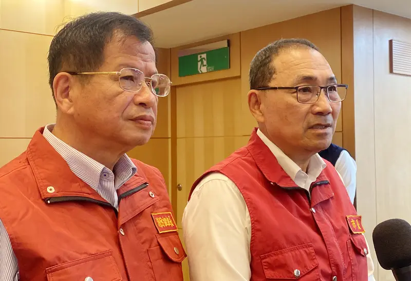 新北市長侯友宜（右）21日受訪表示，颱風薔琵來勢洶洶，是否停班停課，將於22日晚上8時與北北基桃共同宣布。中央社