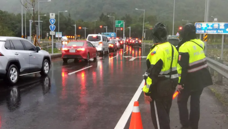 光復節連假，公路局預估蘇花公路返鄉車流將湧現，首日24日南下旅次全日交通量預測約有1萬3000輛/日。圖為警方於蘇花路廊交維畫面。民眾提供