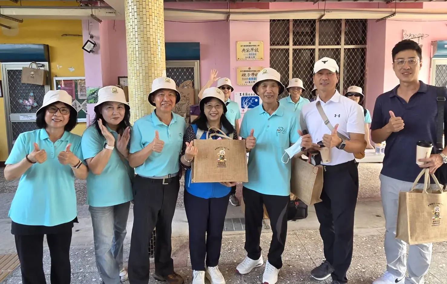 近期在新竹關西南和國小「社員教育暨時間銀行市集」成果活動的現場。新竹縣政府提供