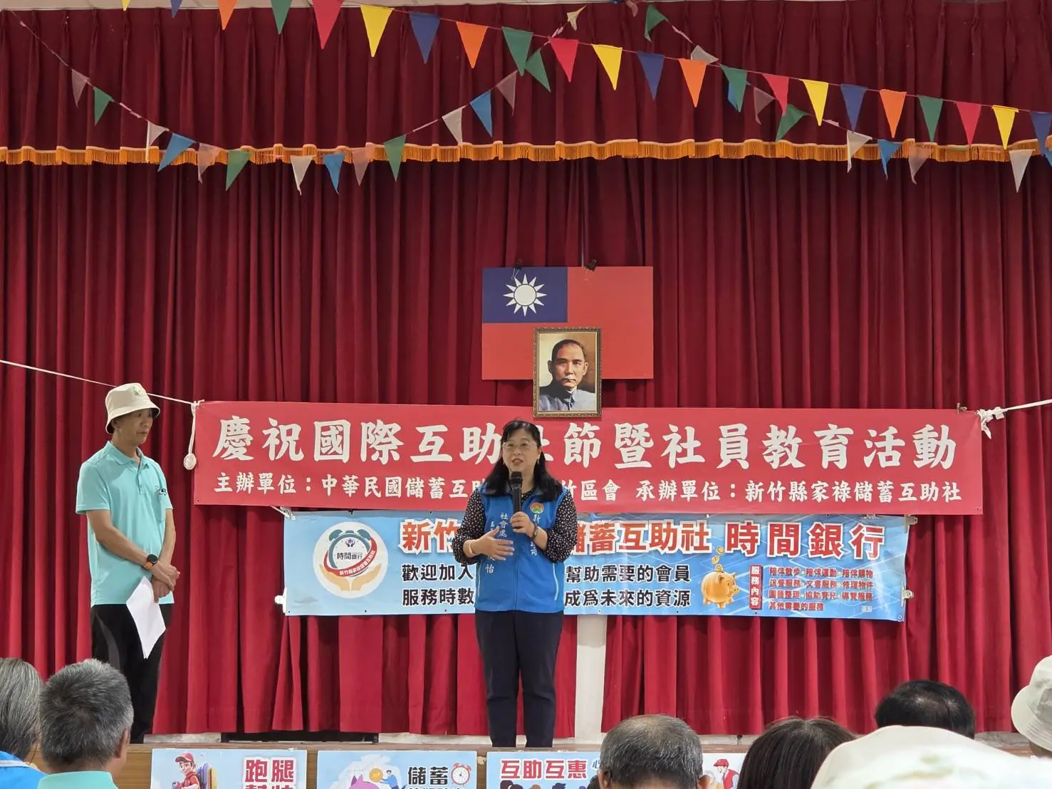 新竹縣政府攜手家祿儲蓄互助社「社員教育暨時間銀行市集」，圖為社會處長陳欣怡致詞。新竹縣政府提供