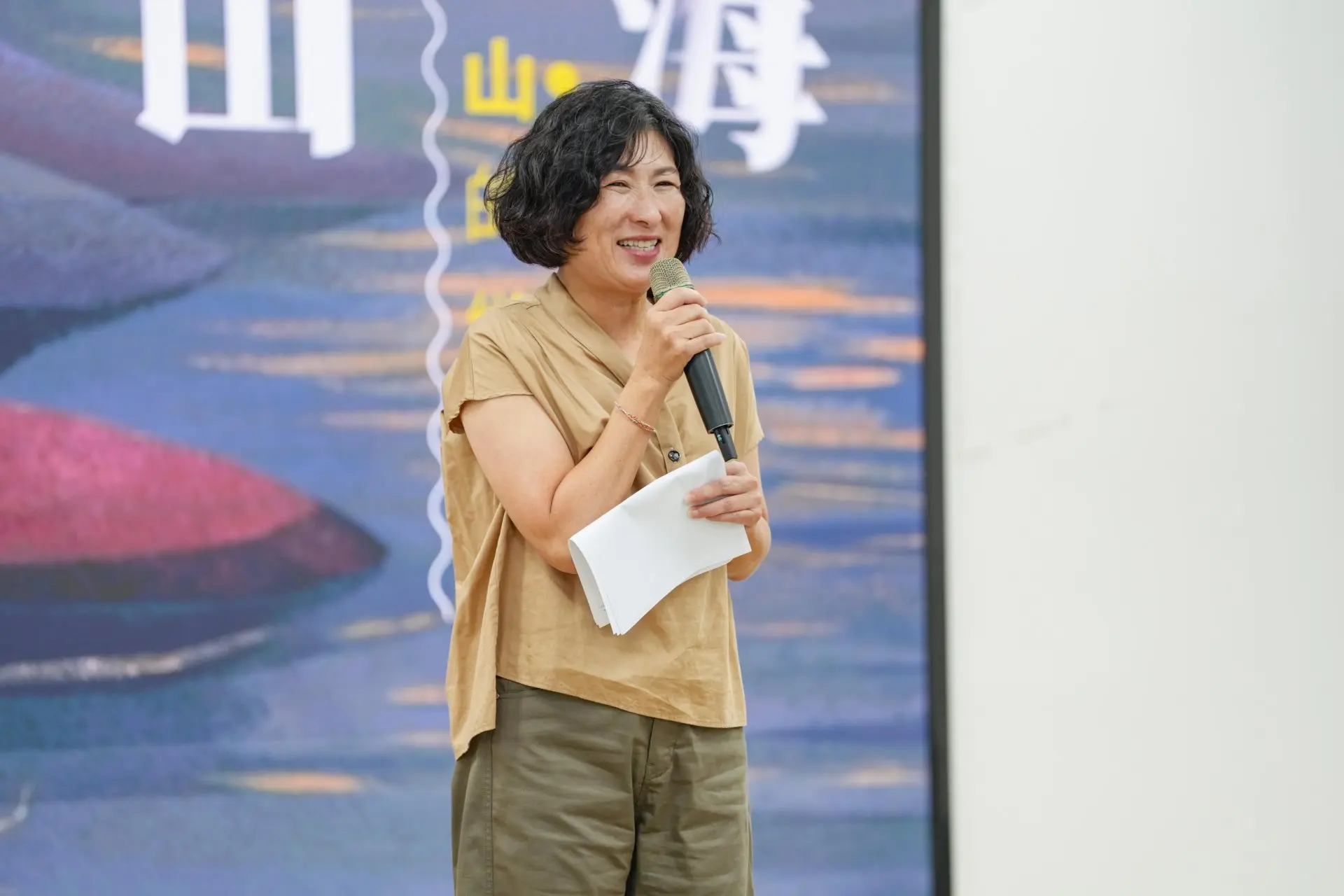 台東縣長饒慶玲分享,Podcast首集介紹的「黃媽媽手作客家小館」正是她喜愛的在地餐館之一,尤其對店內的招牌菜「薑絲炒大腸」印象深刻。