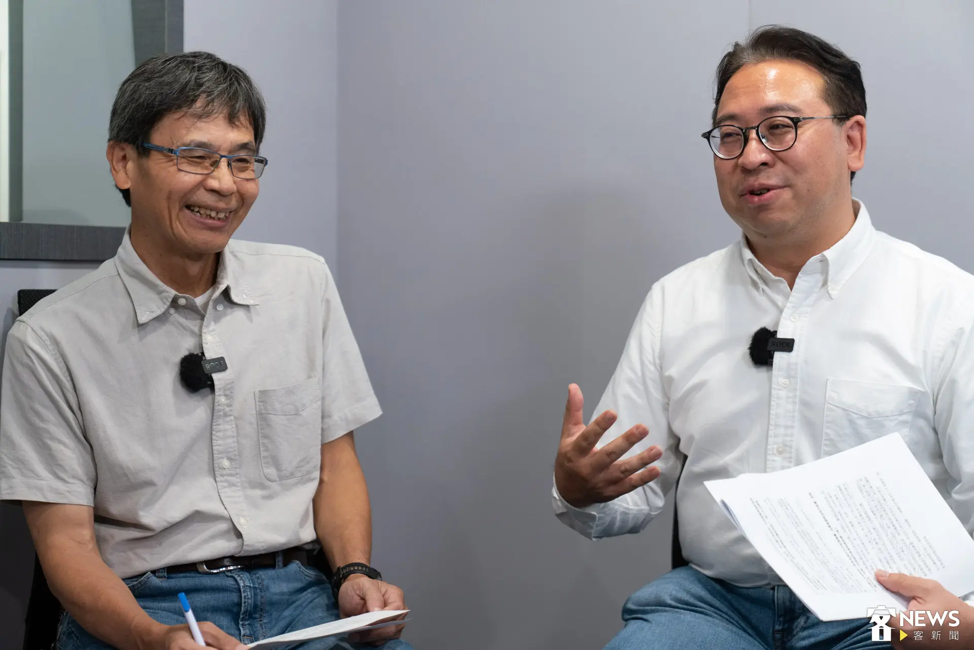 桃園市長候選人黃世杰(右)接受《客新聞》專訪,暢談選戰提出的客家政策,並與客家學者羅列師(左)對談。廖晟文攝