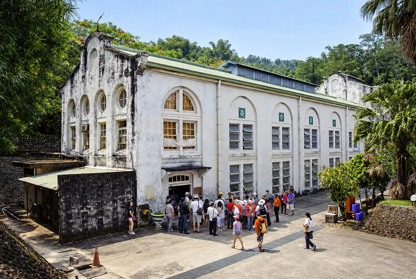 竹仔門電廠優雅古典的廠房，藏在綠意盎然的庭園裡。高雄市政府觀光局提供
