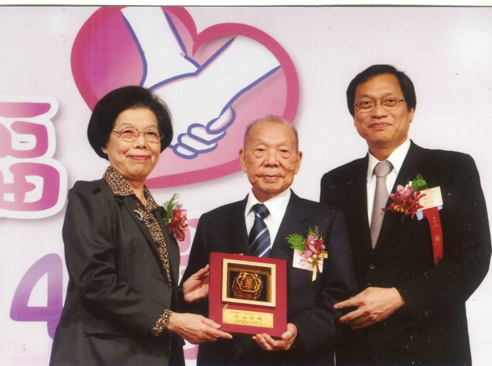 張博雅（左）是許世賢的女兒，繼母親之後也當選嘉義市長。圖為她擔任衛生署長時，在全國醫師公會理事長蘇清泉（右）陪同下，頒發醫療貢獻獎給公館鄉醫謝春梅。謝春梅提供