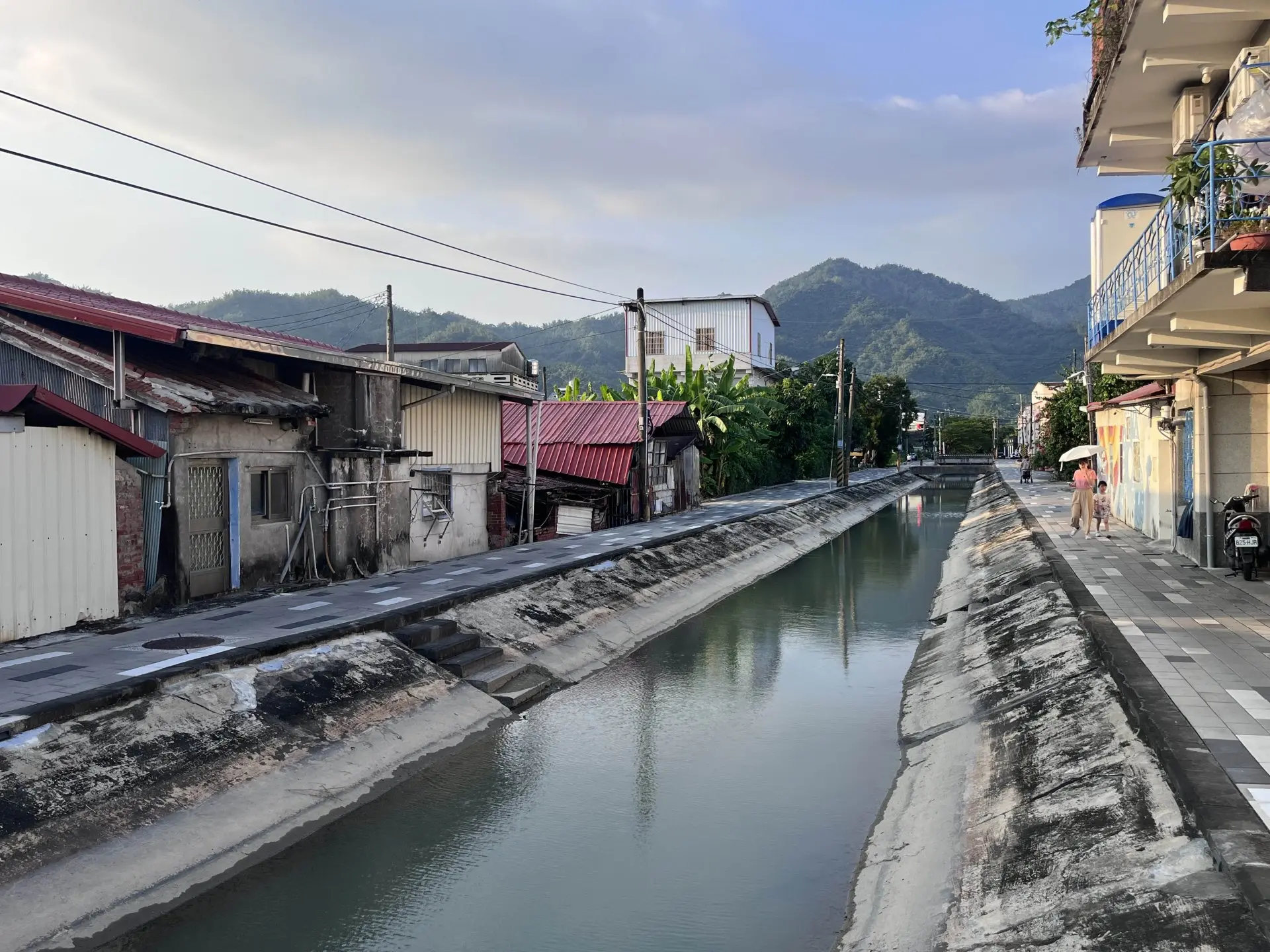 流過民宅門前的水圳，沿岸還留著通往水邊的石階。Haka小姐攝