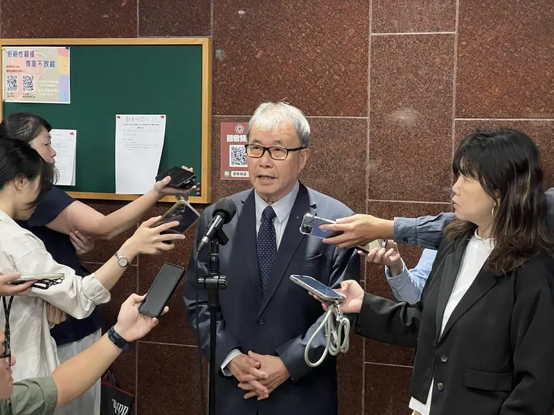教育部22日到立法院教育及文化委員會報告「毒品校園篩檢、毒品滲入校園現況及防制、科技查緝策略暨跨部會輔導戒治機制」,部長鄭英耀(中)會前接受媒體聯訪指出,新興毒品形式一直在變化,近年入班宣導時,更強調辨識毒品。中央社