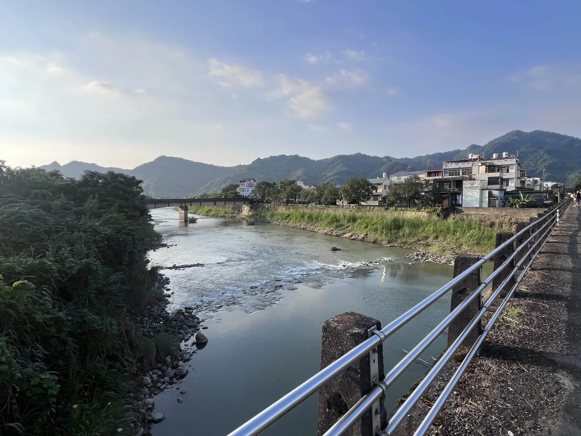 從美濃水橋望向美濃溪，河景寬廣開闊。Haka小姐攝