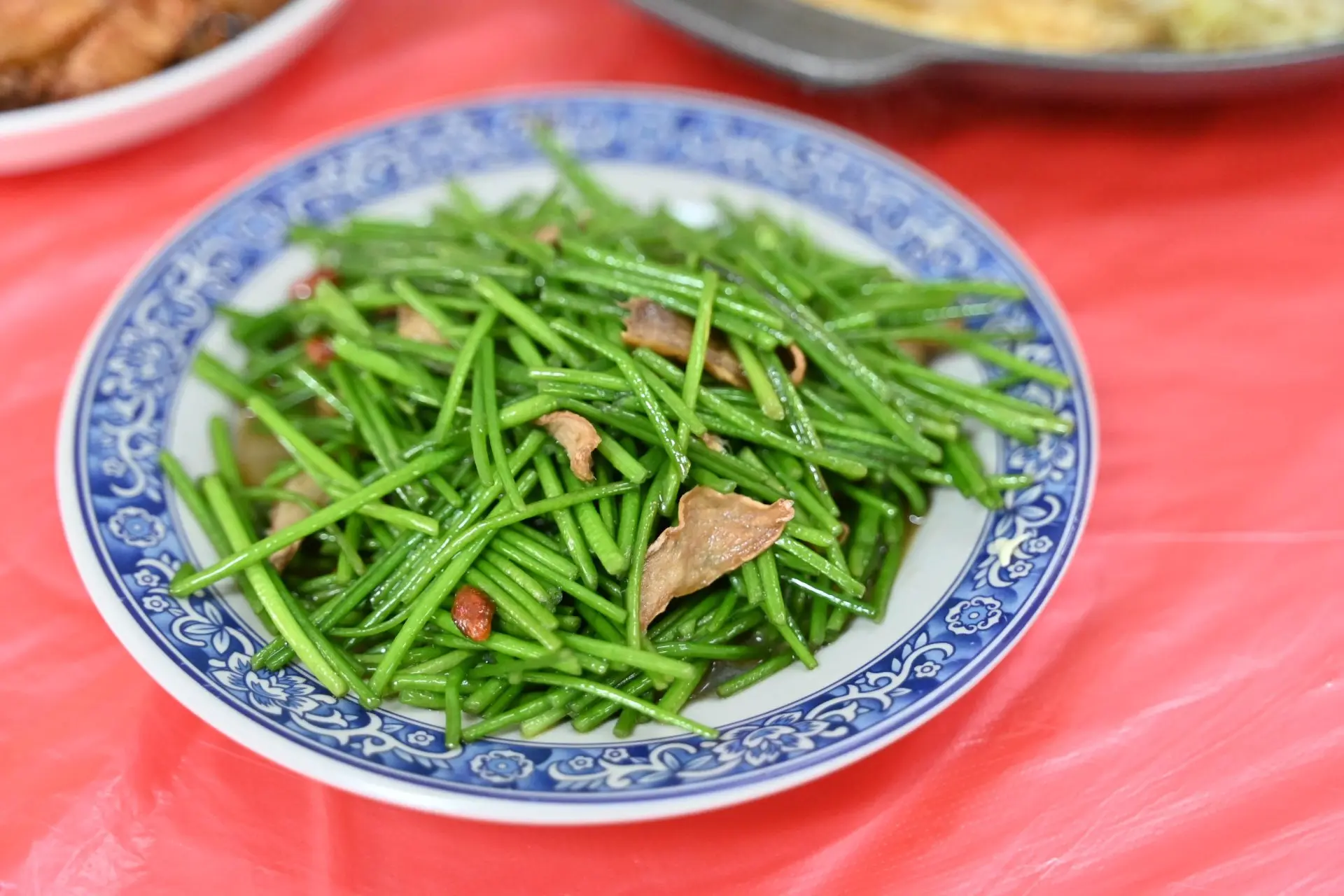 以麻油提香的炒野蓮，爽脆又下飯。Haka小姐攝
