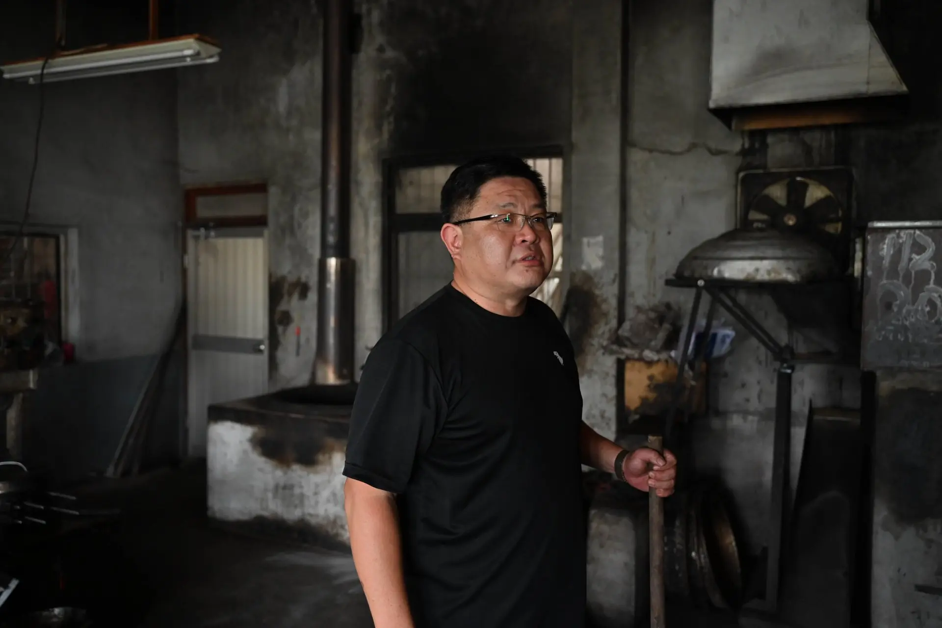南頭河麻油第四代吳政賢，在老油坊裡分享製油故事。Haka小姐攝
