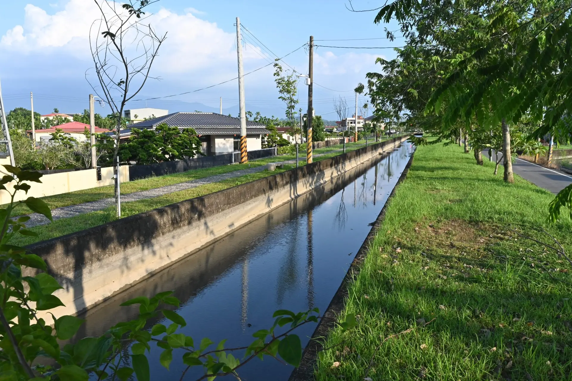 沿著七彩自行車道藍線「水圳之旅」前行，欣賞沿途田野景致。Haka小姐攝