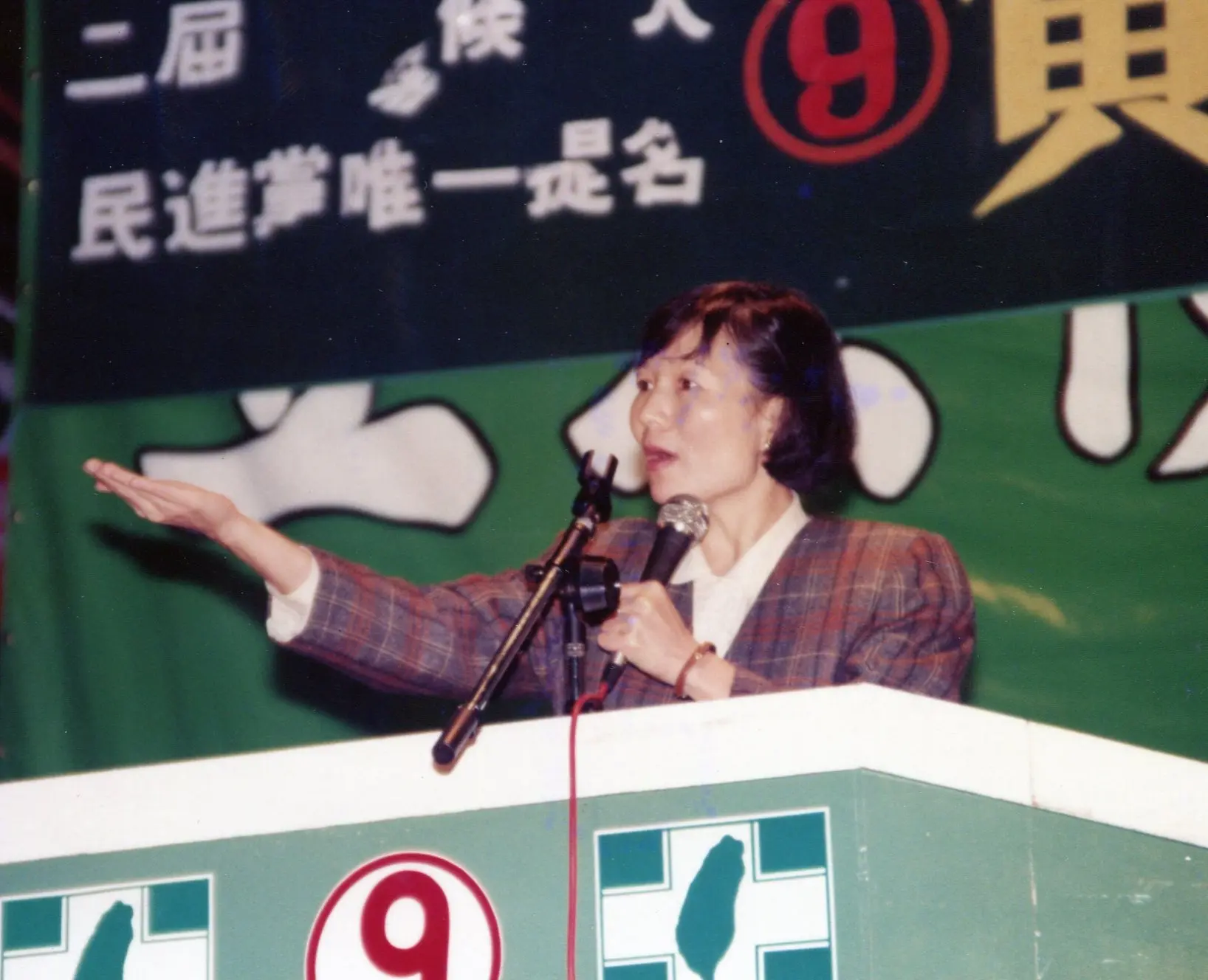葉菊蘭曾連任四屆立委，早年有「國會鐵娘子」之稱，圖為她回苗栗家鄉助選。何來美攝