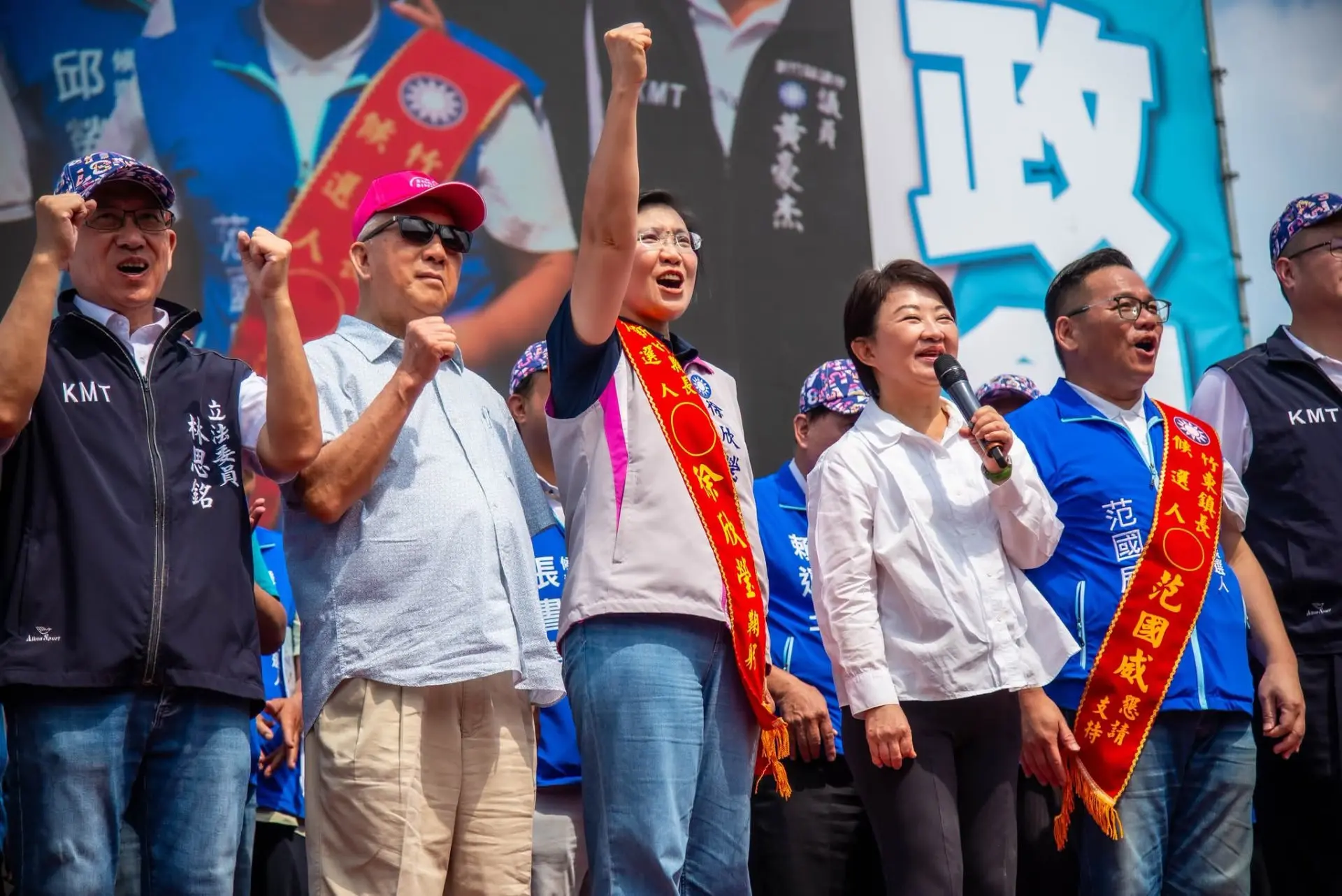 徐欣瑩（左三）獲國民黨提名參選新竹縣長，台中市長盧秀燕（左四）、前新竹縣長邱鏡淳（左二）、立委林思銘（左一）等人到場助講造勢。取材自徐欣瑩臉書