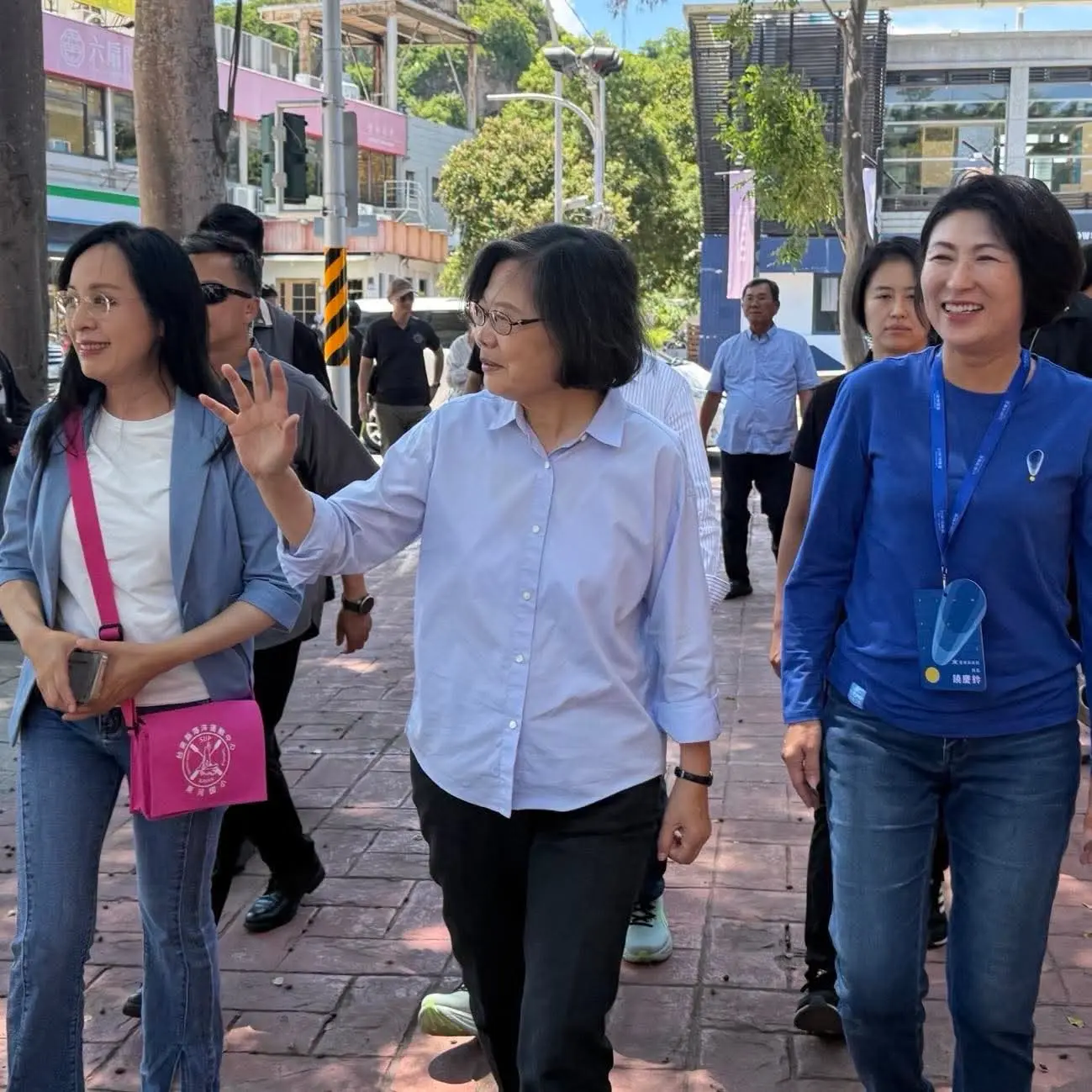 台東縣長饒慶鈴（右）是台灣首位客家籍女縣長，今年8月她與民進黨台東縣長候選人陳瑩（左），共同陪前總統蔡英文逛台東博覽會。取材自蔡英文總統臉書