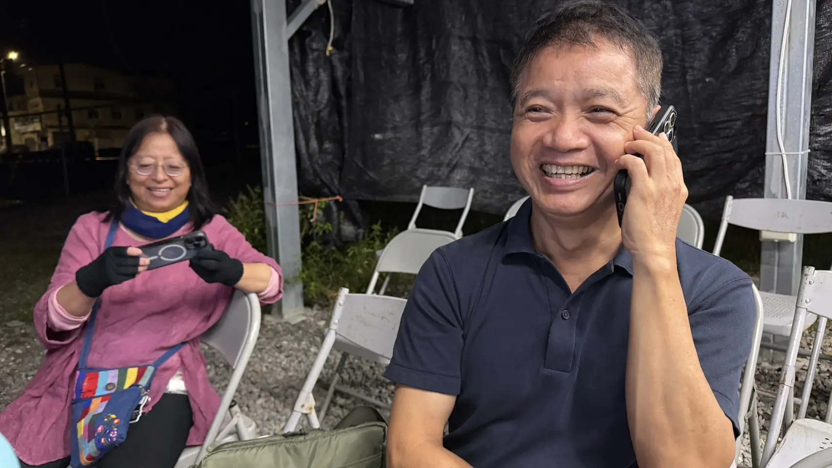 遇到疑問時，黃鴻松老師馬上打電話問老人家。他笑說：「有事問三老就對了！」。李慧宜攝