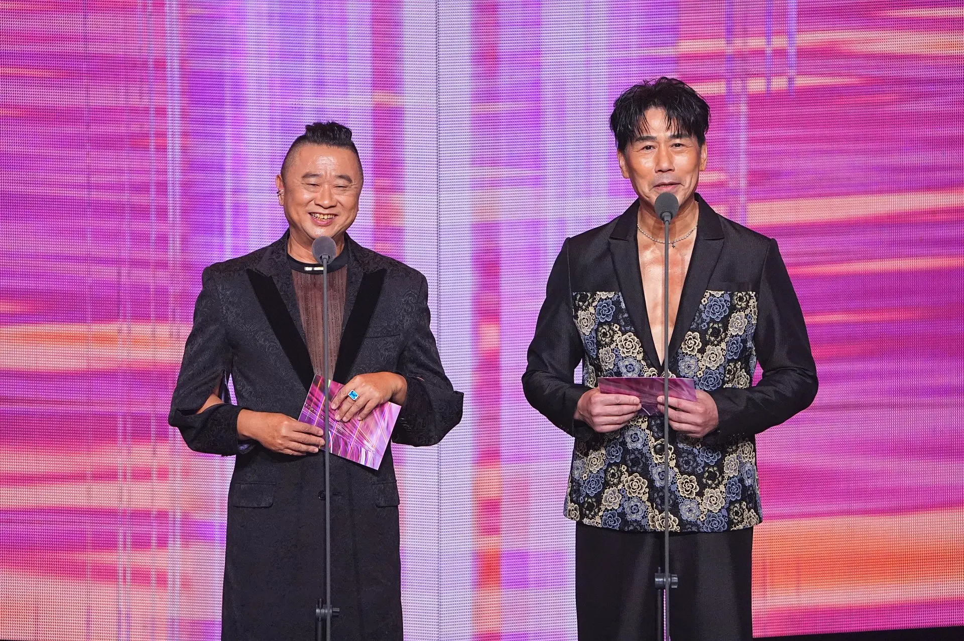 智源、羅時豐擔任金鐘獎頒獎人,台上以客語「恁仔細、承蒙你」向節目贊助商致謝。三立提供