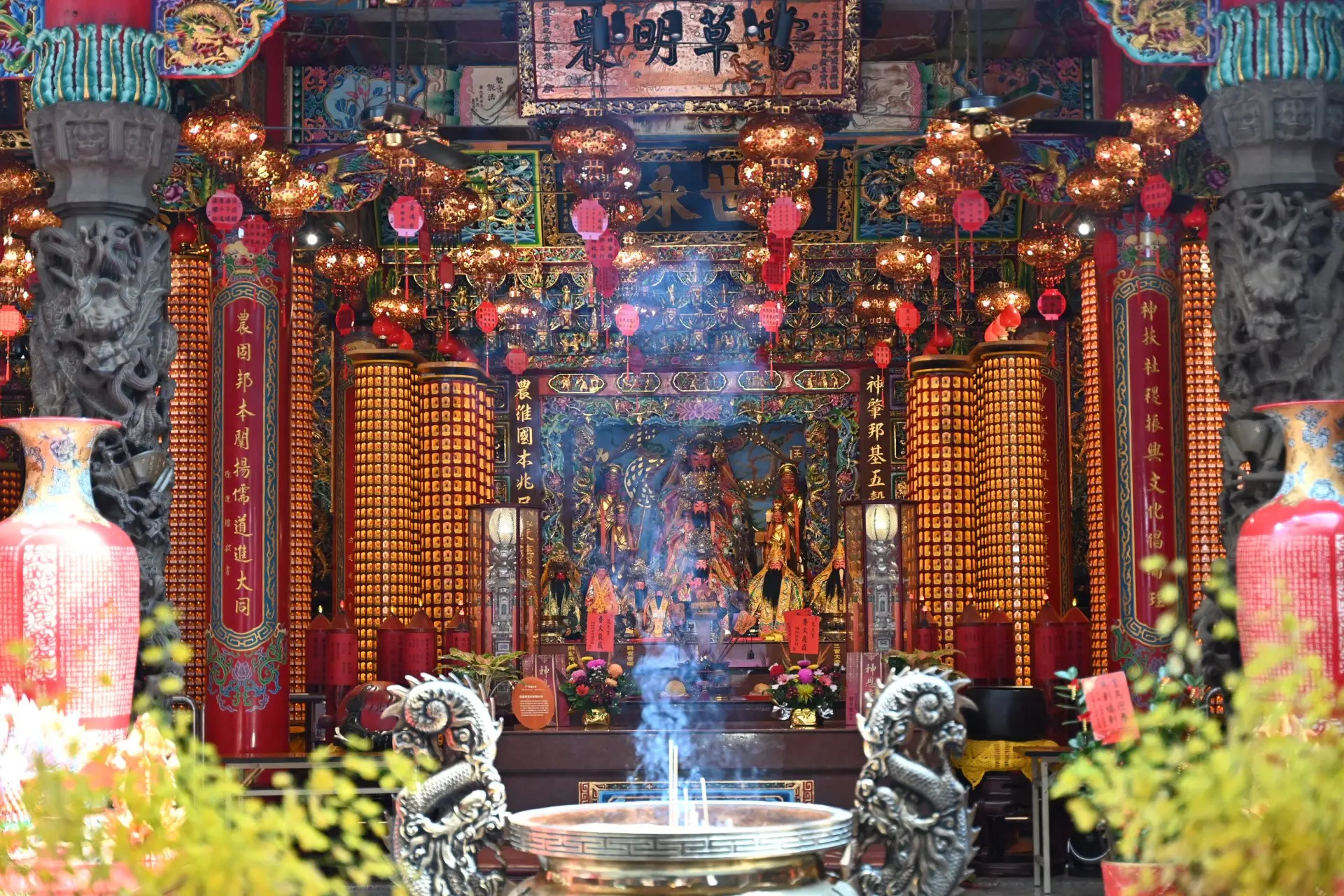 香煙裊裊的龍元宮，延續地方居民對「五穀爺」的信仰，也留存昔日求藥籤的記憶。Haka小姐攝