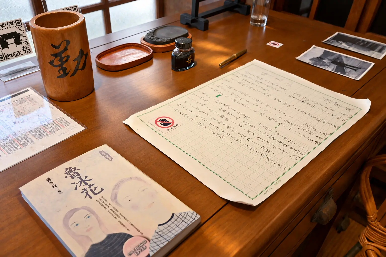 故居內復刻的檜木書桌，重現鍾肇政當年伏案創作《魯冰花》、《濁流三部曲》等作品的情景。Haka小姐攝