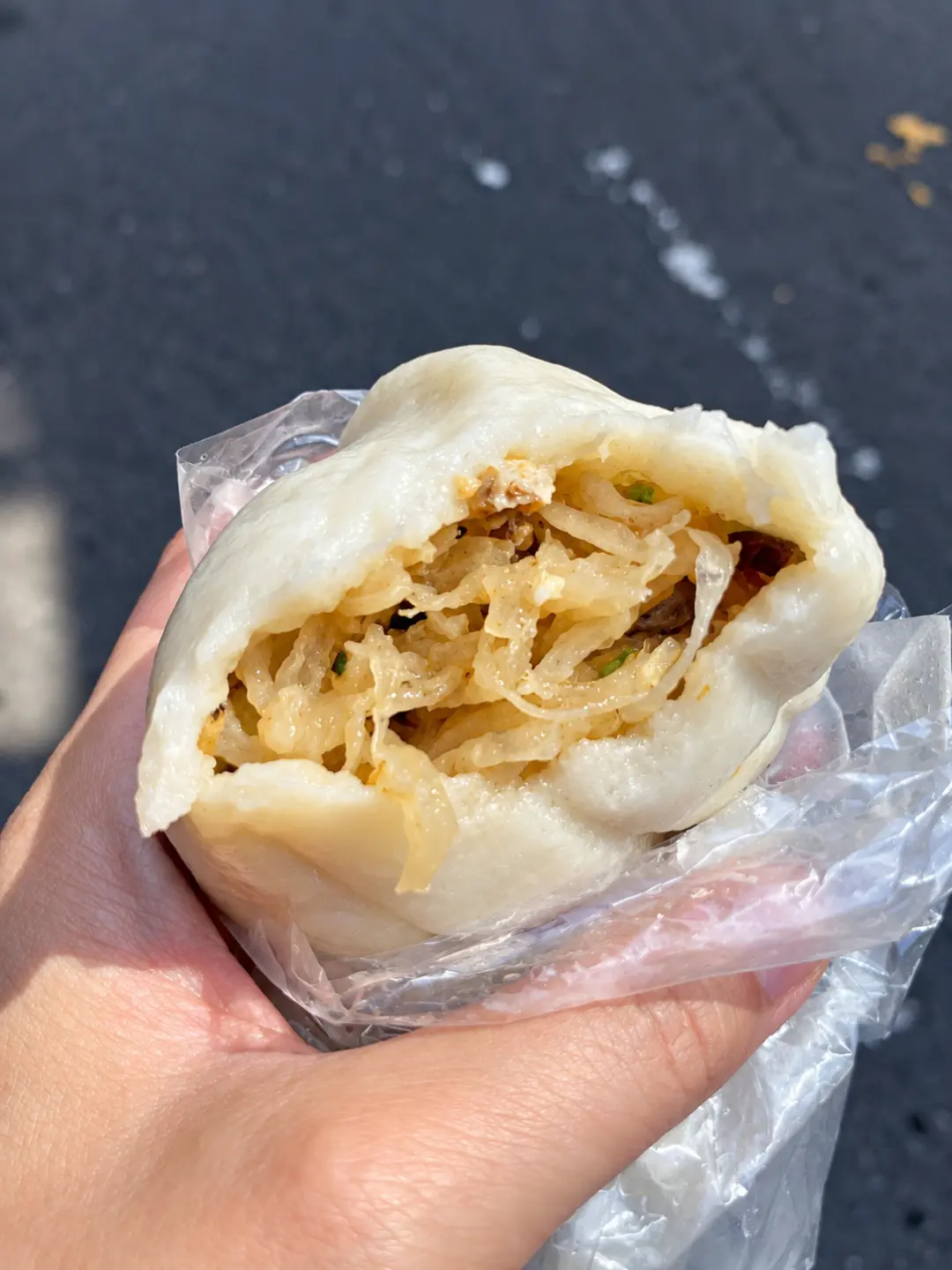 一口咬開菜包，新鮮的蘿蔔絲餡還會爆汁，邊吸邊吃非常過癮。Haka小姐攝