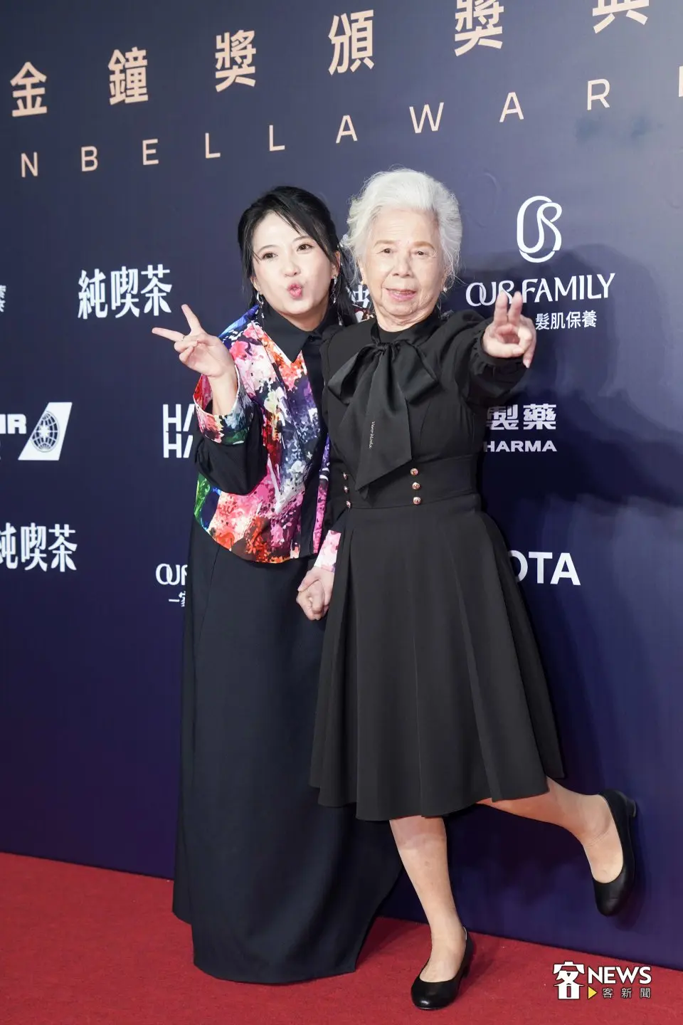 客家電視台《練習生,衝一波!》主持人李穎珍(珍珍姐姐)攜90歲阿婆走上第61屆金鐘獎紅毯,兩人互動逗趣。朱愷元攝