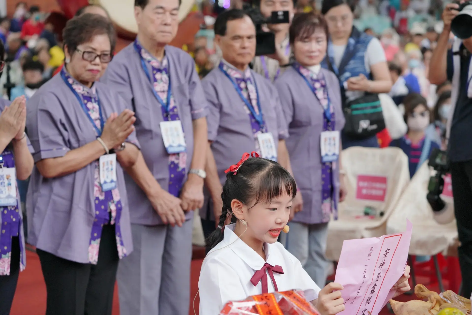 林于歆朗讀祝禱文時，與會人員全神貫注聆聽。莊勝鴻攝