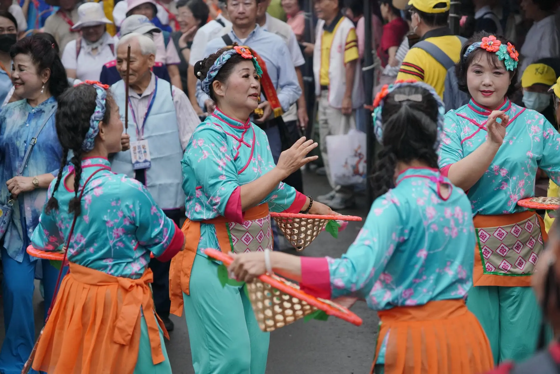各地客家鄉親載歌載舞,歡慶台北市義民祭典。莊勝鴻攝