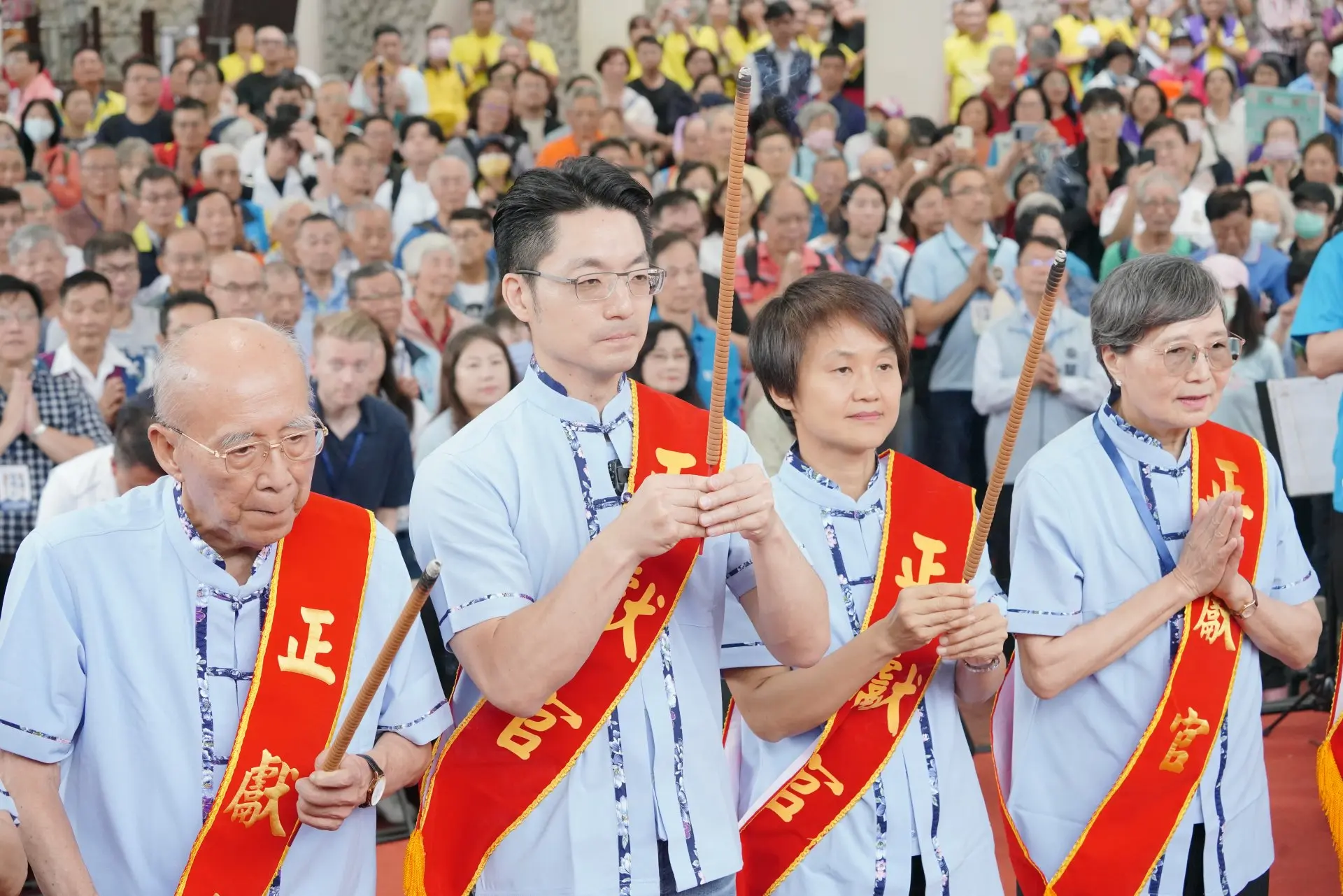台北市義民祭由台北市長蔣萬安(左2)、客委會主委古秀妃(右2)、圓山飯店董事長葉菊蘭(右1)、國民黨前主席吳伯雄(左一)共同擔任正獻官。莊勝鴻攝