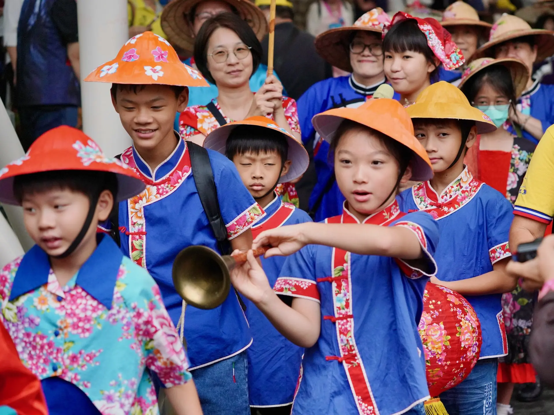 小學生穿著客家傳統藍衫吹奏八音。莊勝鴻攝