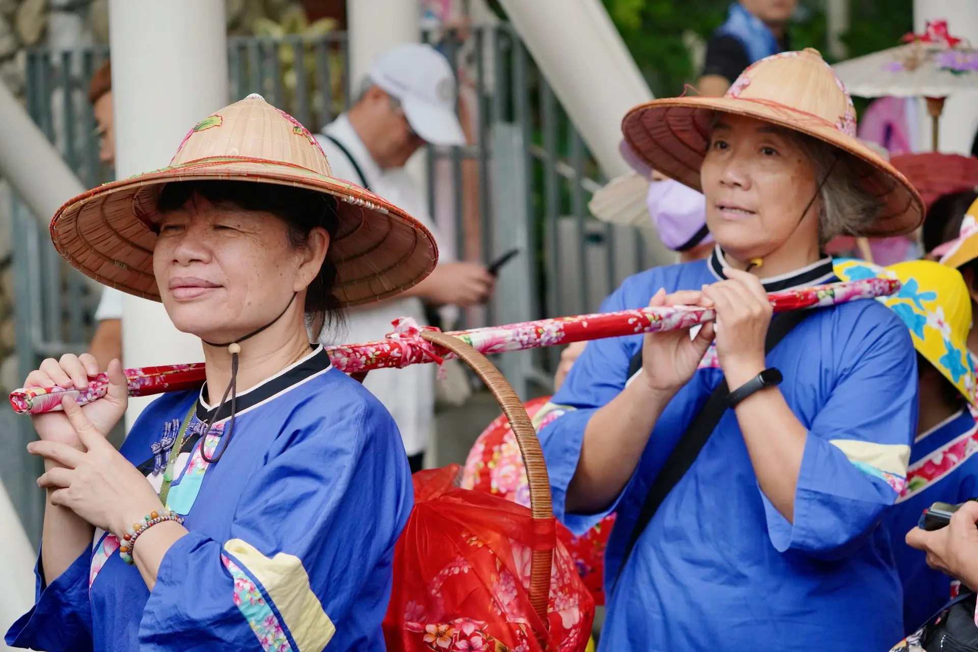 義民祭的「挑擔奉飯」不僅是傳統儀式,而是兩百多年前義民保鄉衛土時,婦女在後方將補給資源送到前線的實際作為。莊勝鴻攝