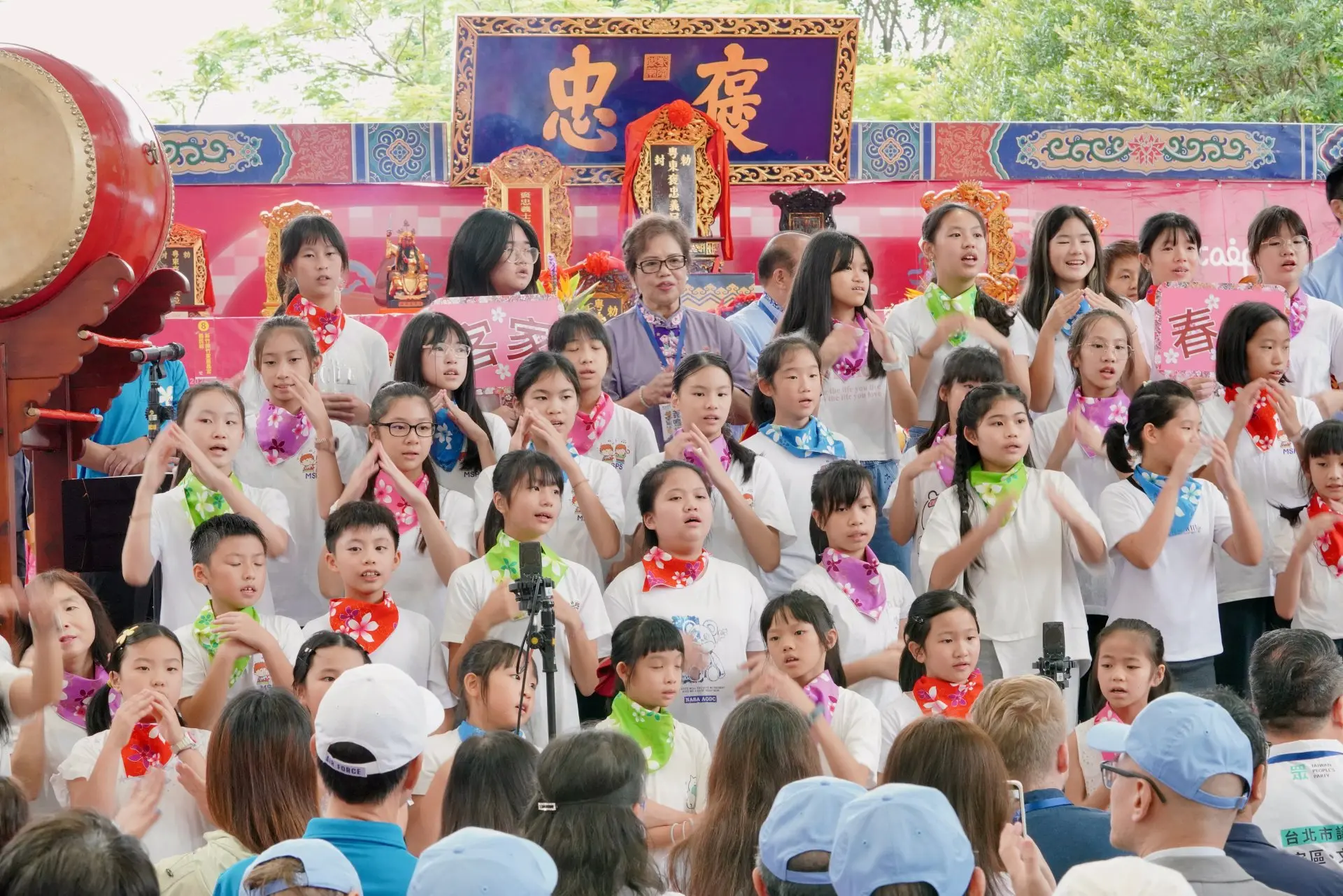 義民祭典結束後，由台北市小學生一起合唱客家歌曲。莊勝鴻攝