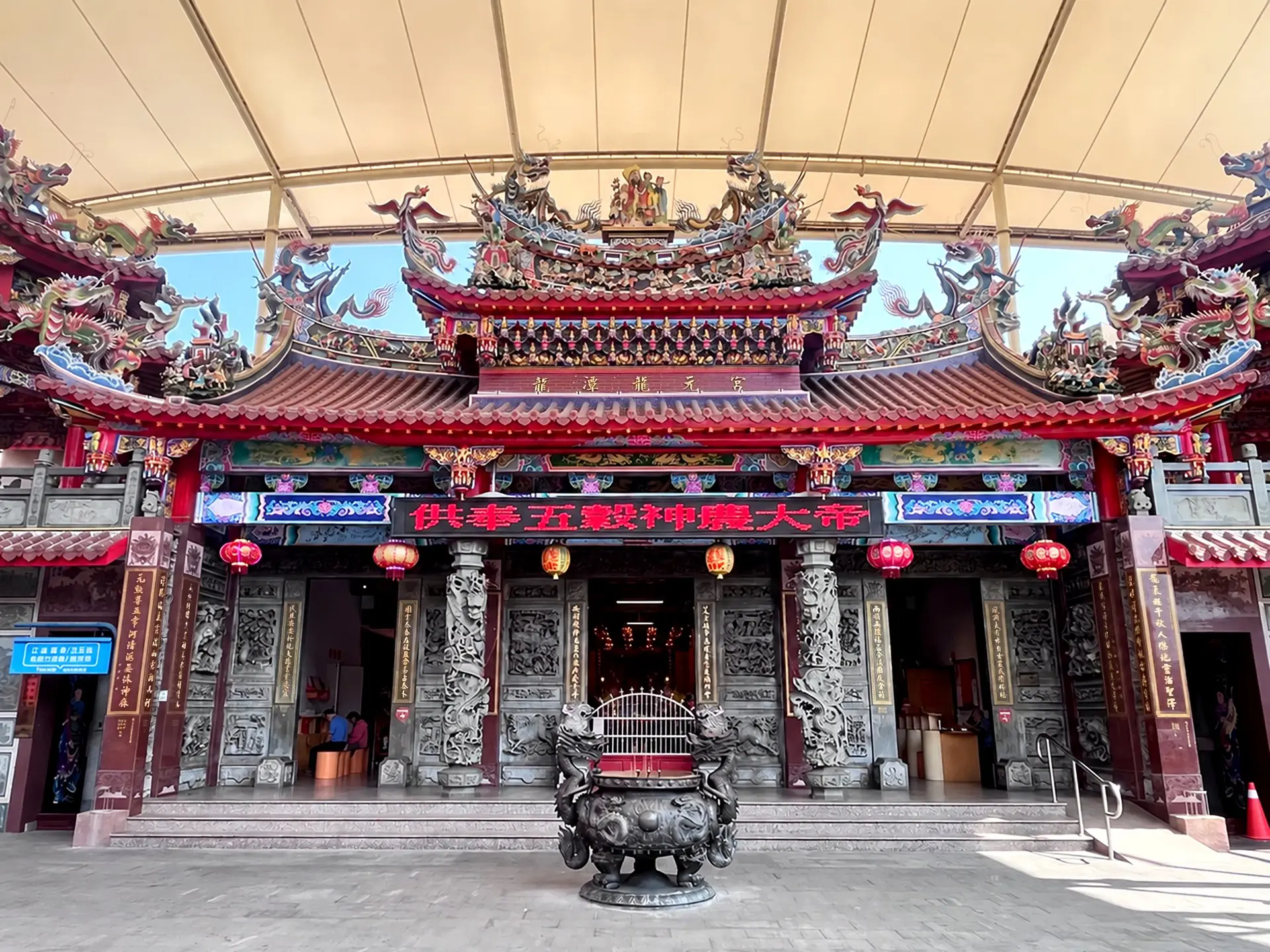 創建於1825年的龍元宮，主祀神農大帝，見證龍潭街市近兩百年的發展。Haka小姐攝