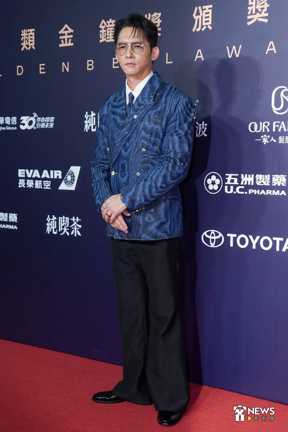 温昇豪以藍黑色西裝亮相金鐘紅毯，造型沉穩率性。朱愷元攝
