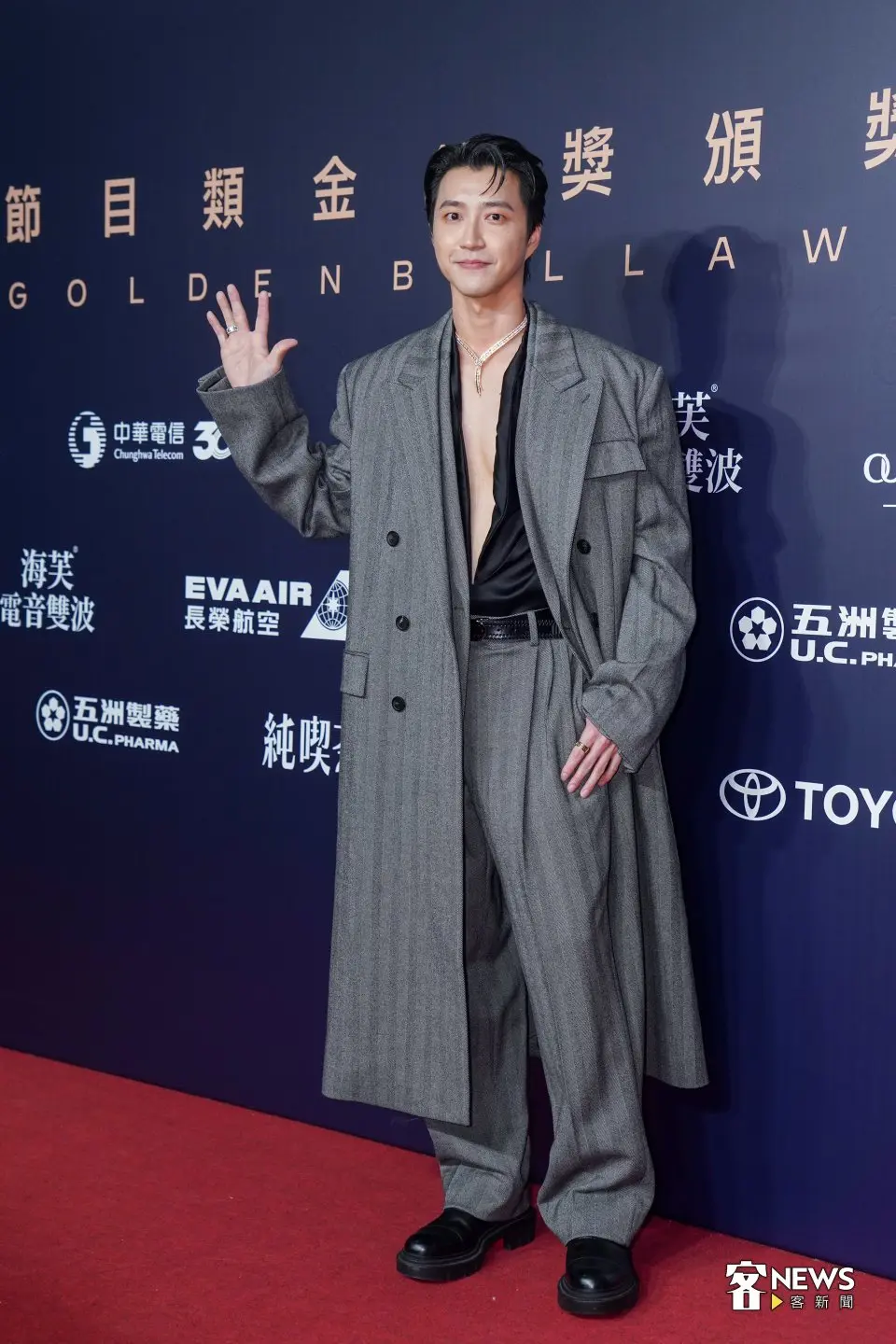 江宏傑以吸睛造型登上金鐘紅毯，大方展現陽光胸肌。朱愷元攝