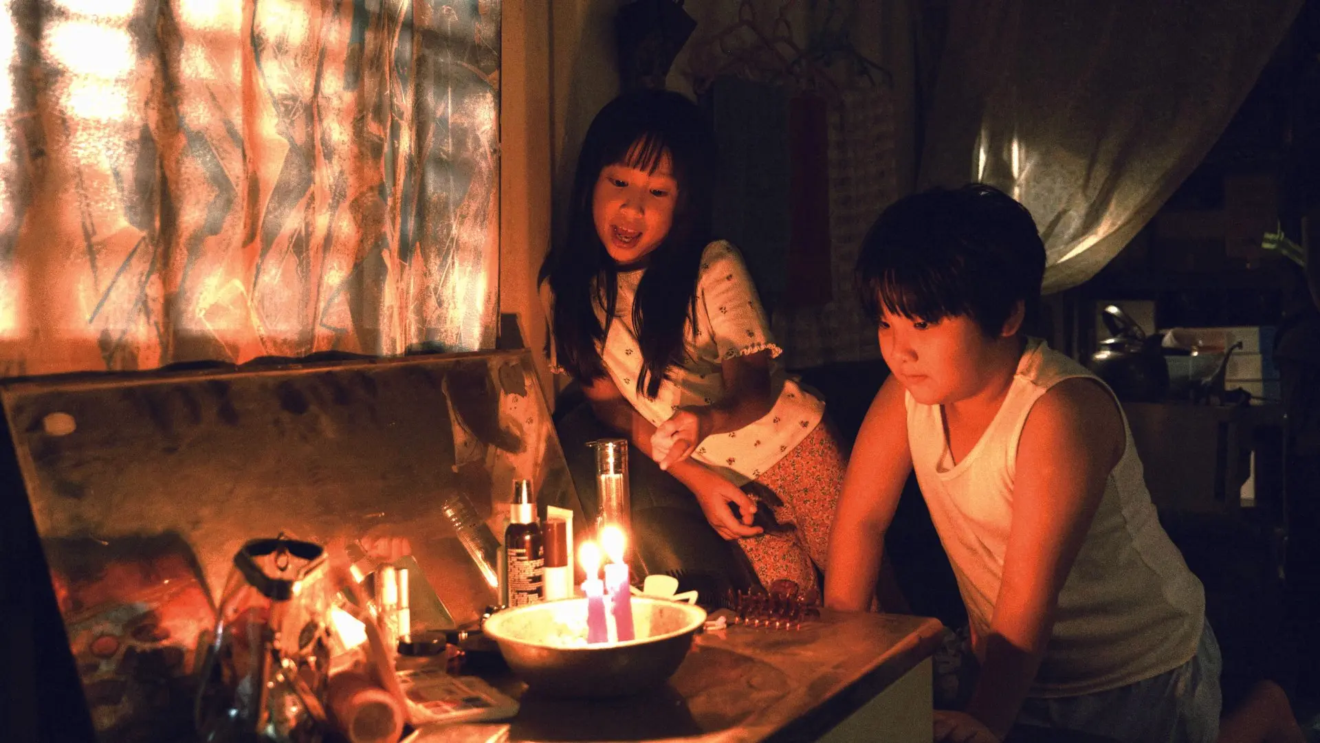 《屋下無人》劇照，年僅9歲的龍步晞，為故事的悲傷基調，帶來光明燦笑與樂天。客家電視台提供