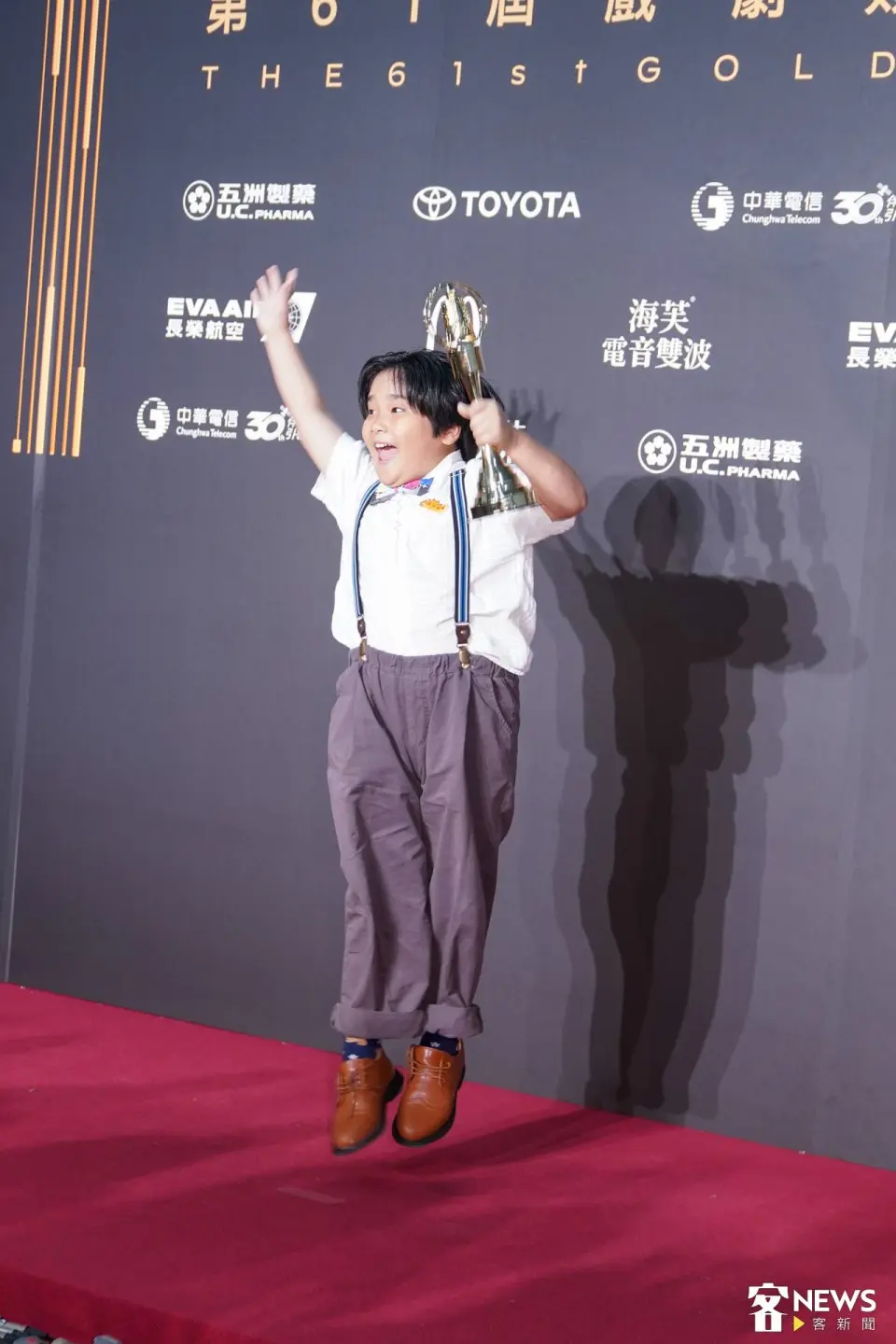 龍步晞舉起獎盃開心地跳起，他說要把獎盃放書櫃上，再與朋友去慶祝。廖晟文攝