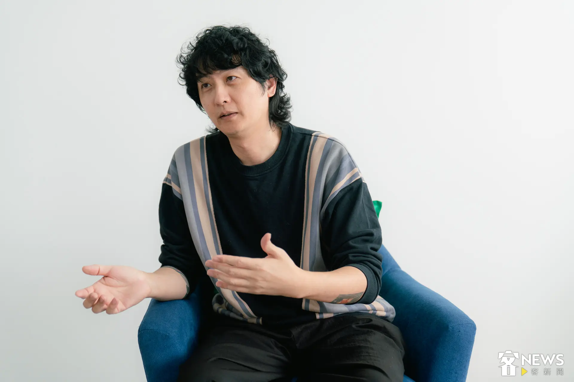 周佳聖透露，現在很多明星要修皺紋、眼袋、痘痘、傷疤等，大部分都是調光師在修。朱愷元攝