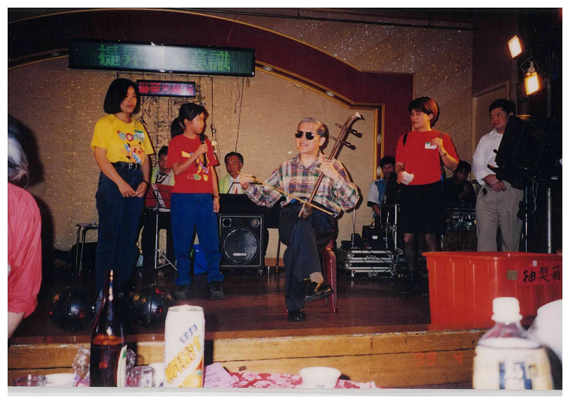 寶島客家電台聽友會，徐木珍的山歌是一定要的。1999。姜慧婷提供