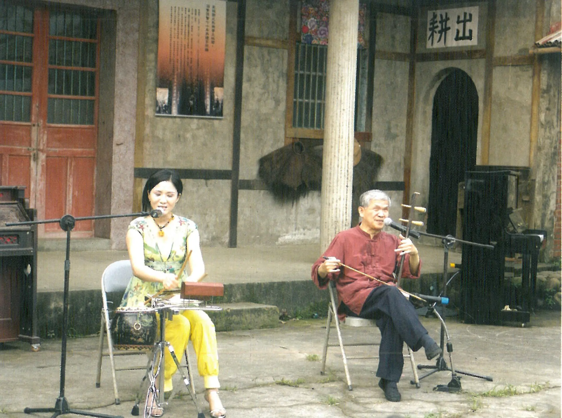 徐木珍(右)在芎林的紀念鄧雨賢音樂會，演奏鄧雨賢的名曲。2005，芎林燒炭窩。楊國鑫攝