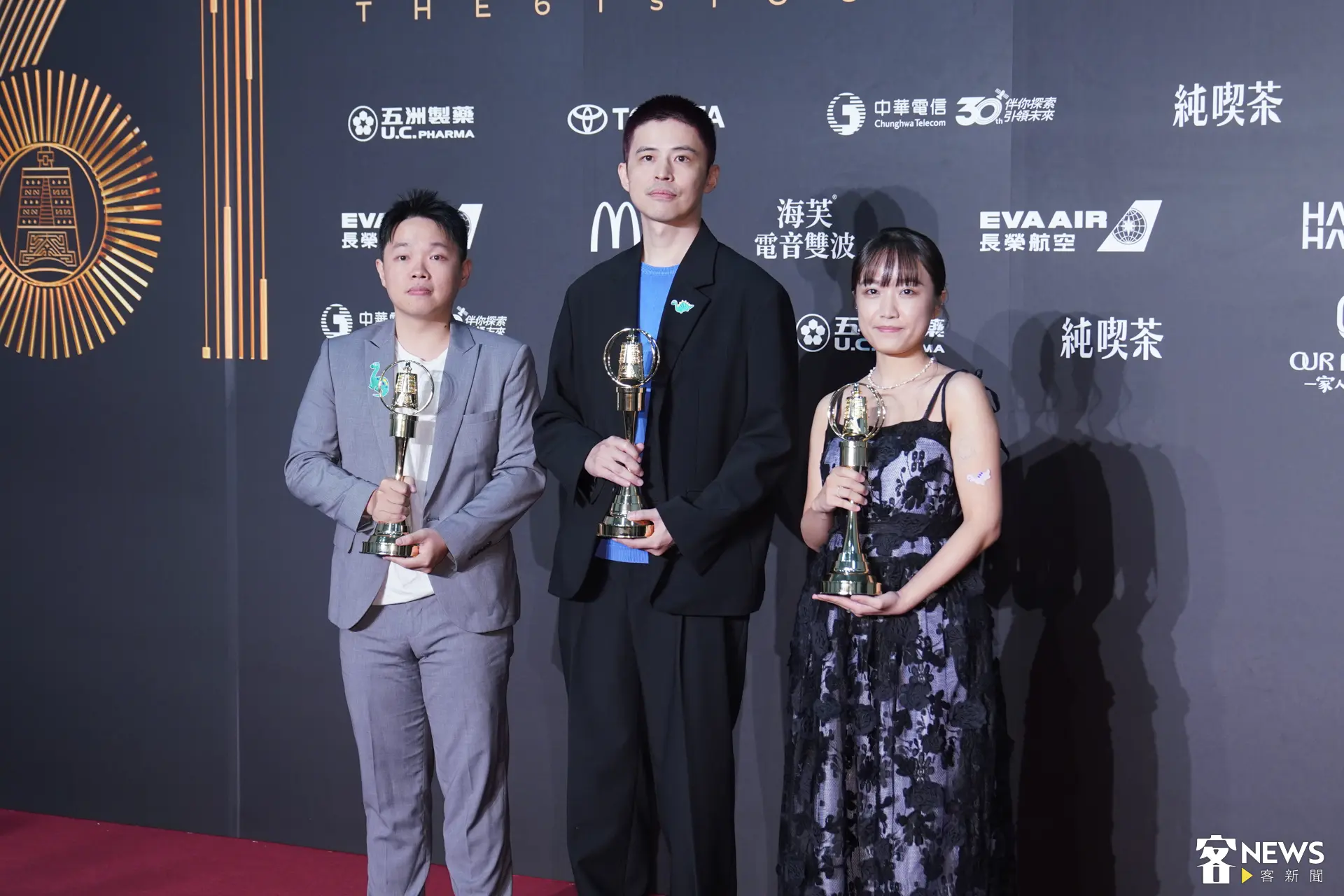 客家電視台《屋下無人》三位編劇在後台合影。廖晟文攝