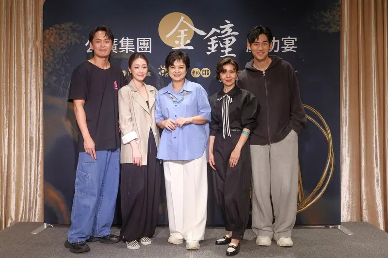 第61屆金鐘獎戲劇類頒獎典禮26日晚間圓滿落幕，演員黃鐙輝（左起）、謝欣穎、楊貴媚、于子育、周渝民出席慶功宴，楊貴媚奪得影后獎，謝欣穎表示很榮幸跟楊貴媚一起入圍。公視提供