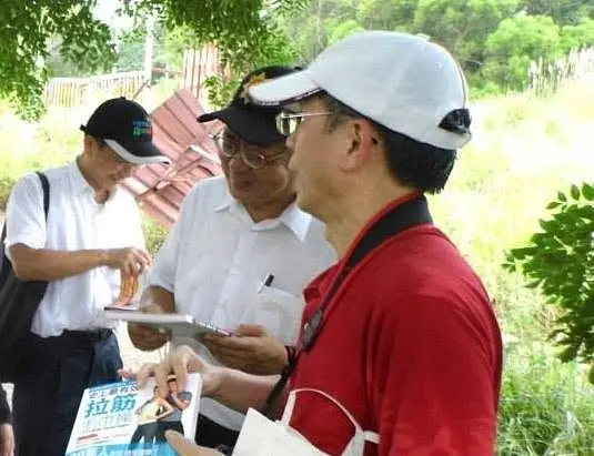 呂紹達醫師熱心推廣毛巾操所寫的書年年上熱銷版,知名檢察官陳瑞仁跟陳銘政都看的津津有味。陳權欣攝