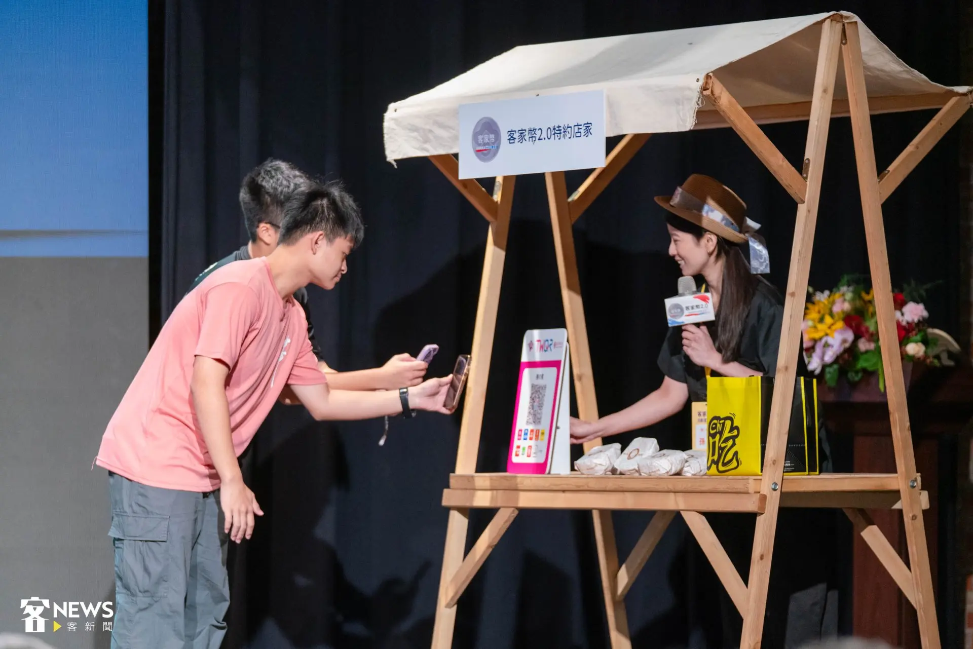 本次客家幣2.0發放對象再擴大，特別增加修讀客語文課程、參與客家藝文競賽的師生，每人發放500元。范修語攝