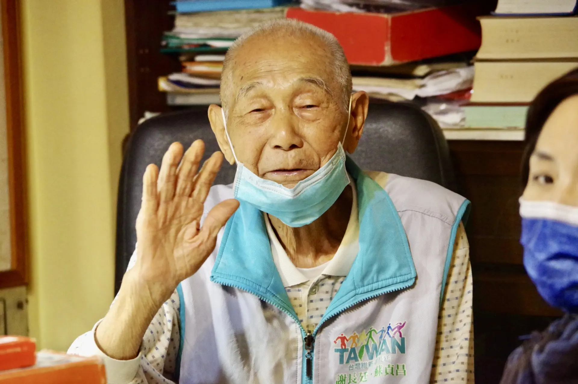 2022年,在觀音保生村採訪客家八音「龍鳳頭」系統藝師謝旺龍老先生。徐彩雲提供