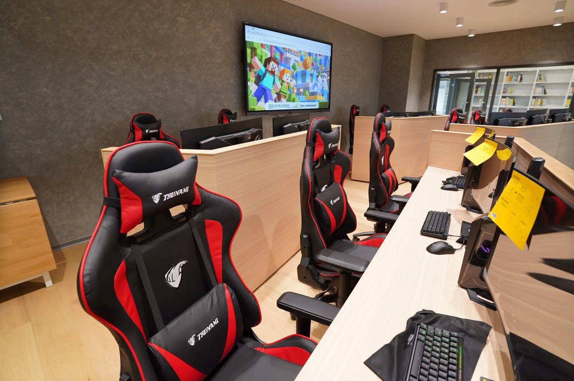 2樓「Gaming & AI Hub」提供Minecraft與Roblox電競體驗，未來將開辦課程，滿足讀者多元資訊需求。新竹縣政府提供
