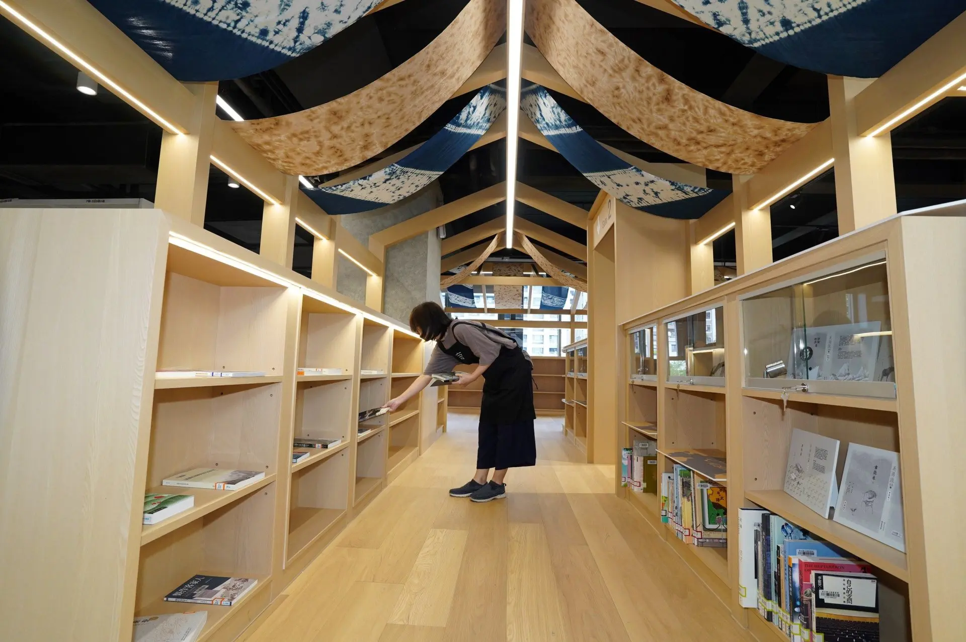 3樓規劃新竹在地主題書區。新竹縣政府提供