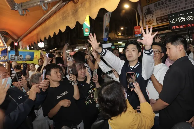 台北市長蔣萬安到內湖737夜市拜票，爭取連任。中央社
