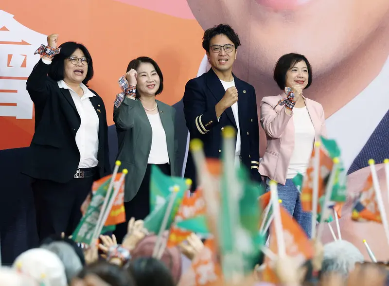 沈伯洋提出「獲中級認證，約聘工作有加分」政策，研議把客語中級認證納入市府約聘僱人員甄選的加分機制。中央社