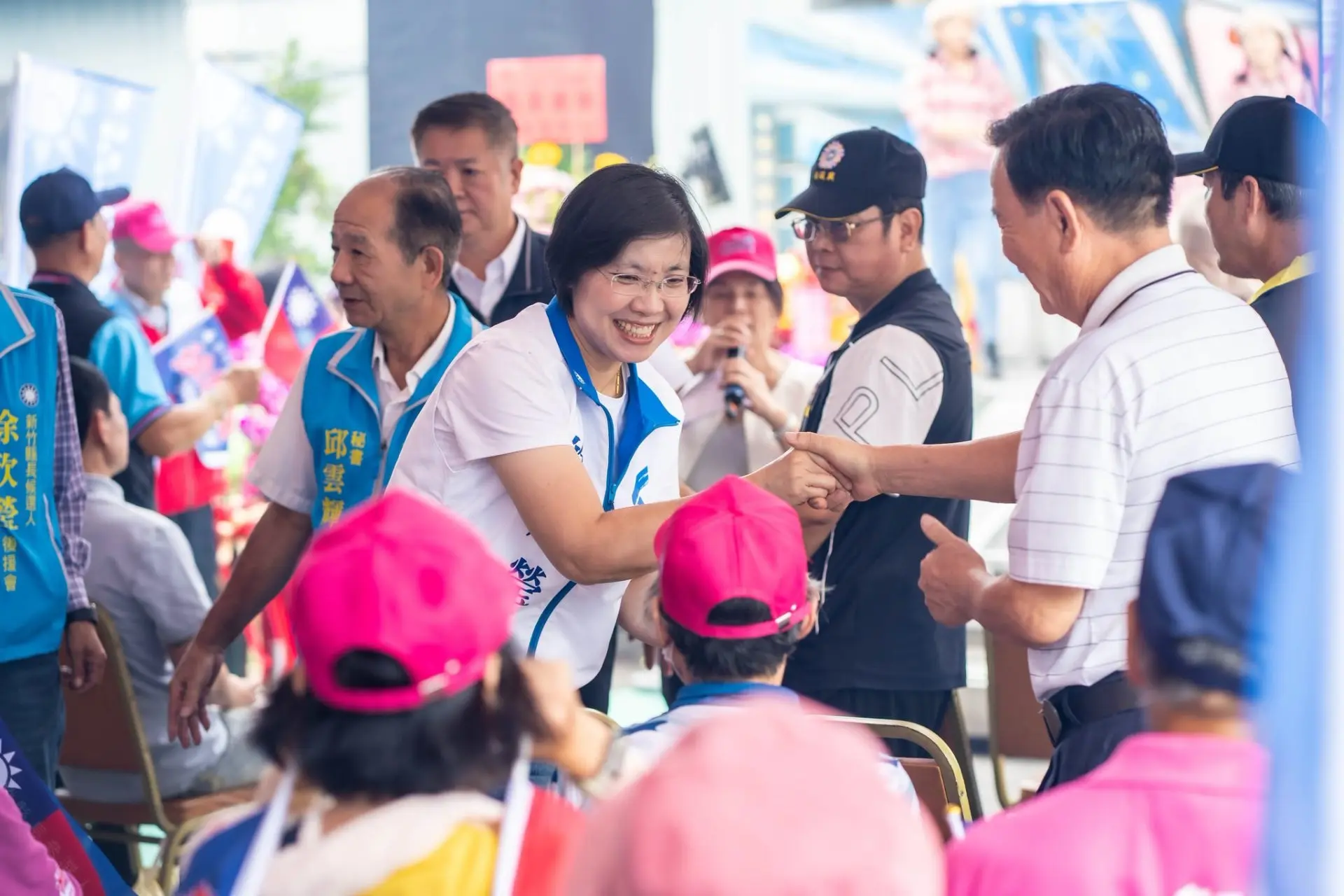 國民黨新竹縣長候選人徐欣瑩基層實力雄厚,選戰期間積極爭取鄉親認同。圖取自徐欣瑩臉書