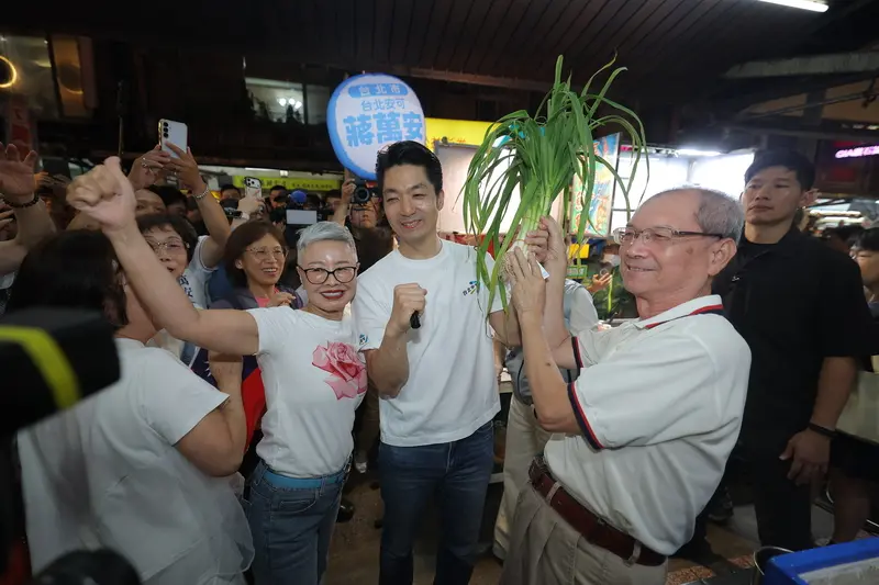 台北市長蔣萬安表示台北市府舉辦的客家義民嘉年華，一年比一年盛大。圖為他到夜市掃街拜票畫面。中央社